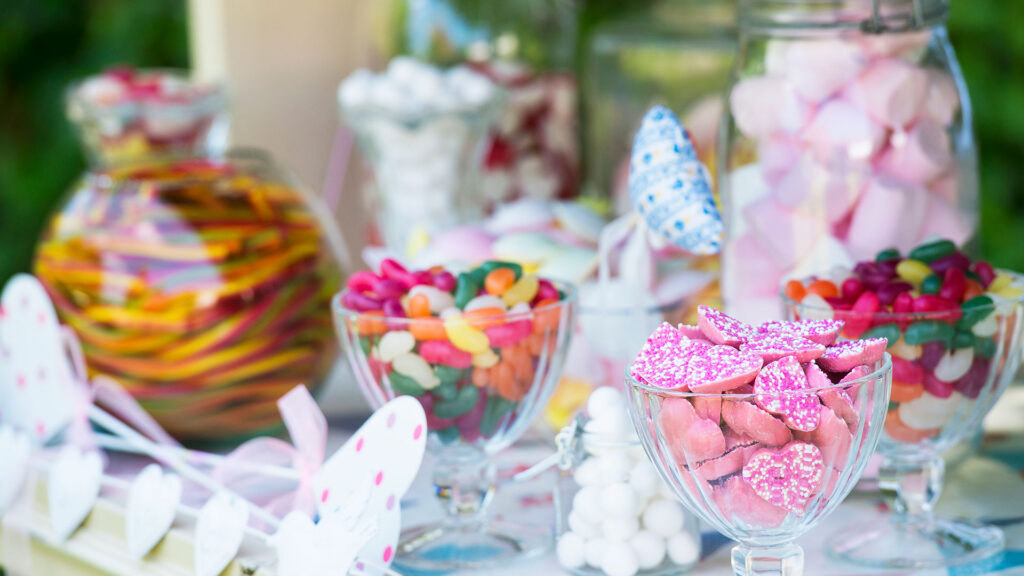 que lleva una mesa de dulces