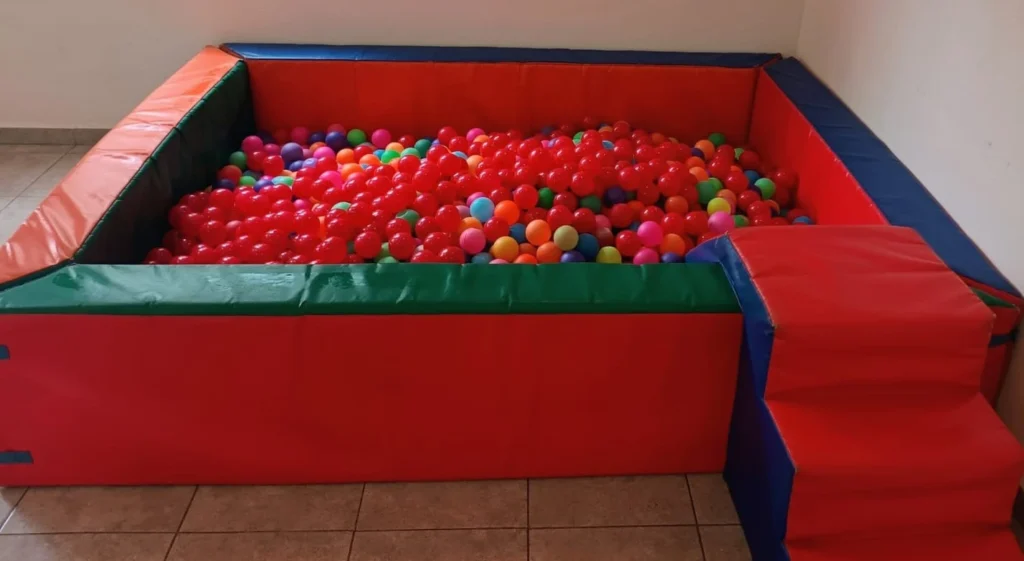 Alberca de pelotas gigante para bebés en renta