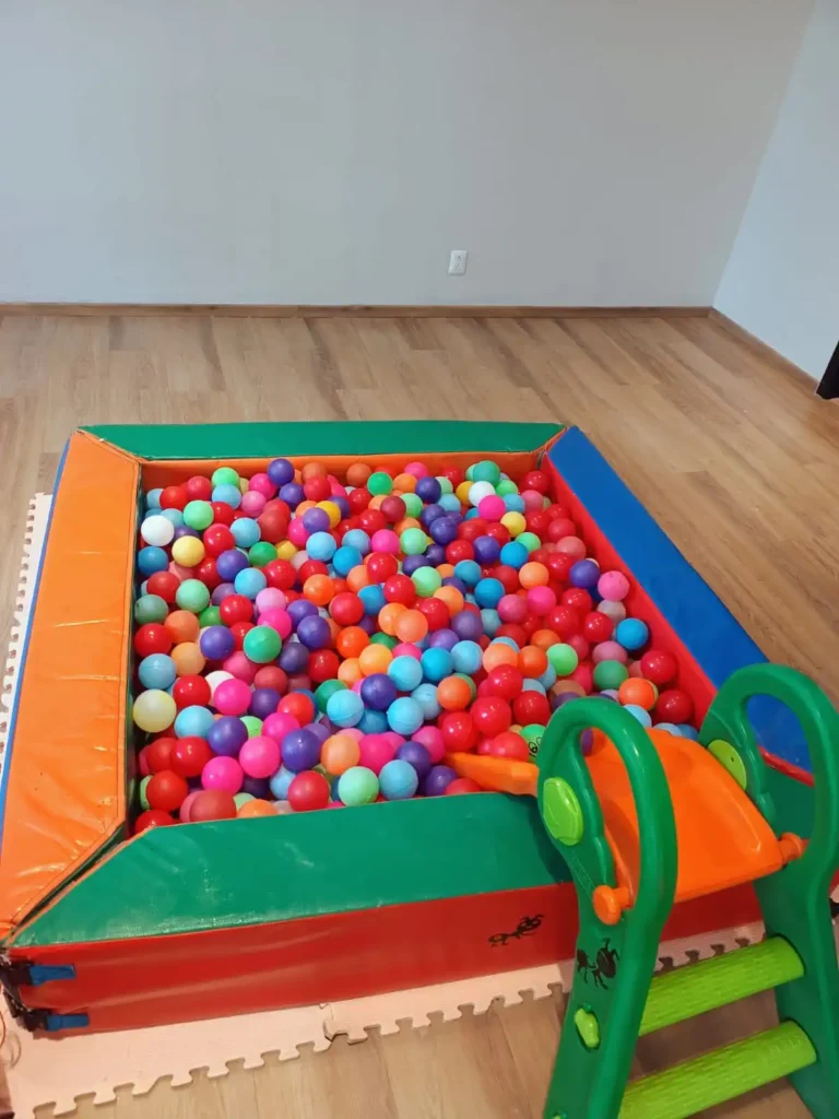 Alberca de pelotas de colores para bebés en renta