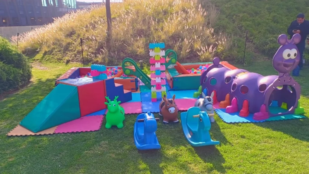 Set de bebés con doble alberca de pelotas y piezas tipo Lego en renta