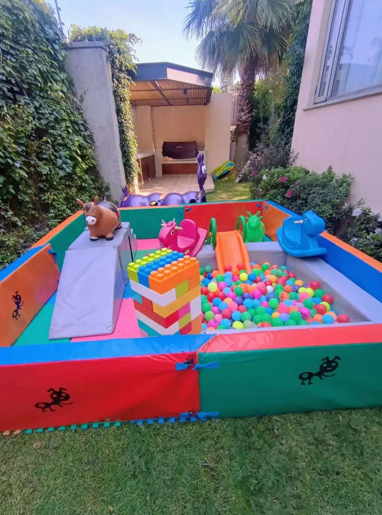 Set de bebés con corral y piezas tipo Lego en renta