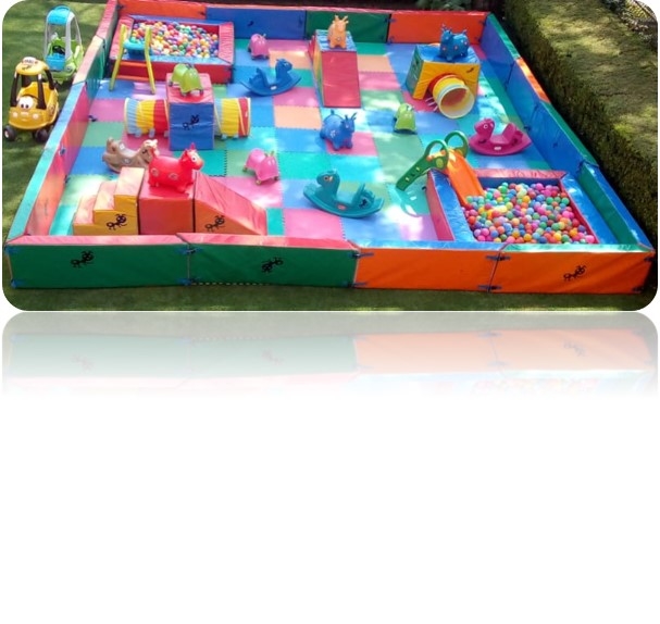 Zona de juego con corral seguro y doble alberca de pelotas.