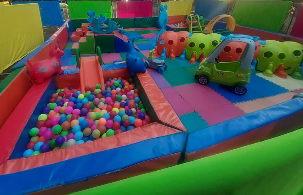 Espacio de juego con corral, pelotas y bloques Lego.