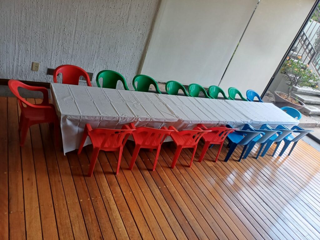 Mesas y sillas infantiles en renta para fiestas en CDMX - La Hormiga Play