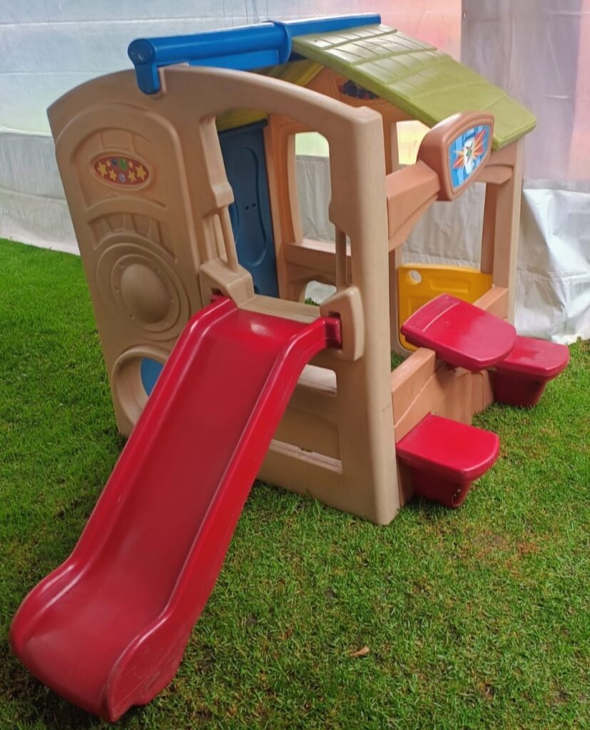 Casita con Puerta, entradas y resbaladilla