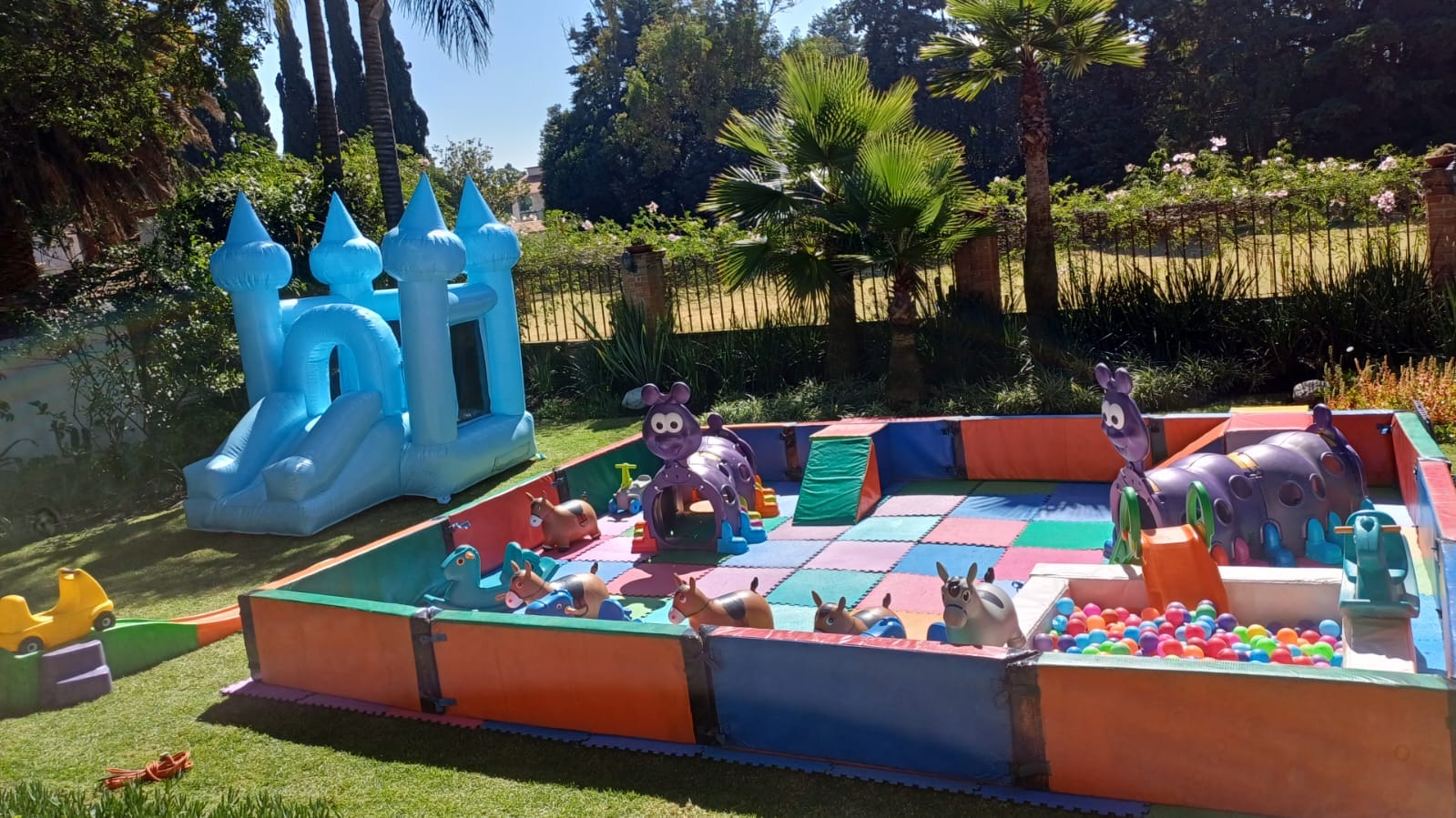Equipo de La Hormiga Play, empresa de renta de inflables en CDMX