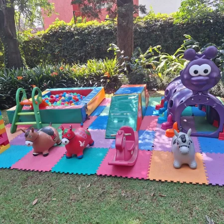Set de bebés con figuras tipo Lego en renta