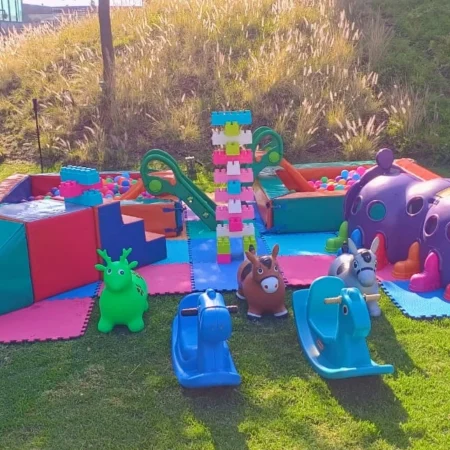 Set de bebés con doble alberca de pelotas y piezas tipo Lego en renta