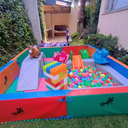 Set de bebés con corral y piezas tipo Lego en renta