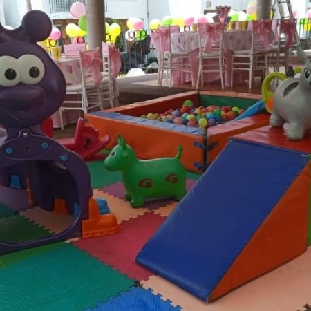 Área de juegos para bebés con materiales seguros y acolchonados.