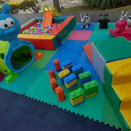 Zona de juego con figuras Lego grandes para bebés.