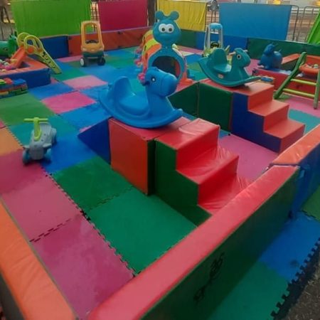 Área de juego con corral y piezas Lego grandes para bebés.