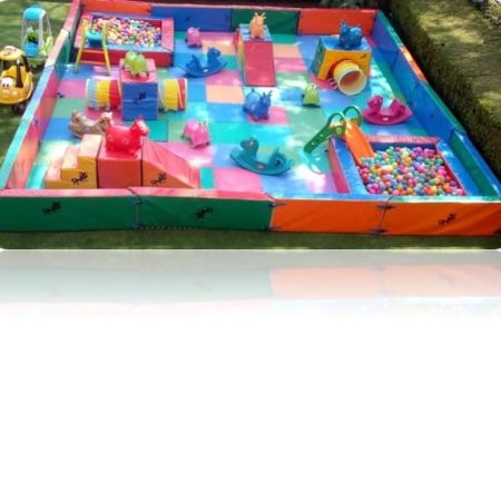 Zona de juego con corral seguro y doble alberca de pelotas.