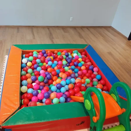 Alberca de pelotas de colores para bebés en renta