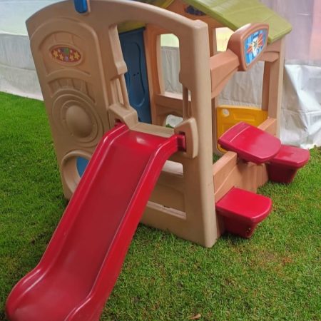 Casita con Puerta, entradas y resbaladilla