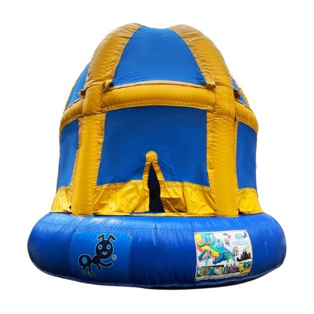 Inflable con forma de iglú diseñado para escalar y jugar.