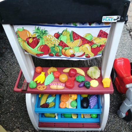 Mercadito con accesorios de frutittas y verduritas, con 2 coches de supermercado metálicos de seguridad