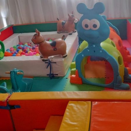 Espacio de juego con corral seguro para bebés.
