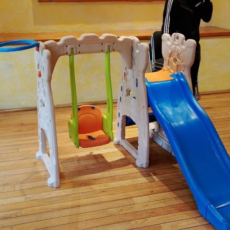 Resbaladilla con columpio Little Tikes para fiestas infantiles