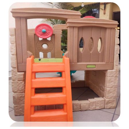 Juego infantil de escalar y deslizarse en resbaladilla.