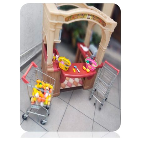Cocinita infantil con parrilla y accesorios para jugar.