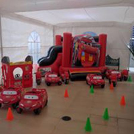 Set de juego con inflable temático de McQueen de Cars.