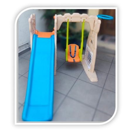 Juego que combina columpio y resbaladilla en colores brillantes.