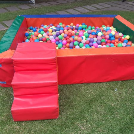 Alberca de pelotas de gran tamaño para bebés y niños pequeños.