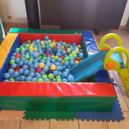 Alberca de pelotas diseñada para bebés con bordes acolchonados