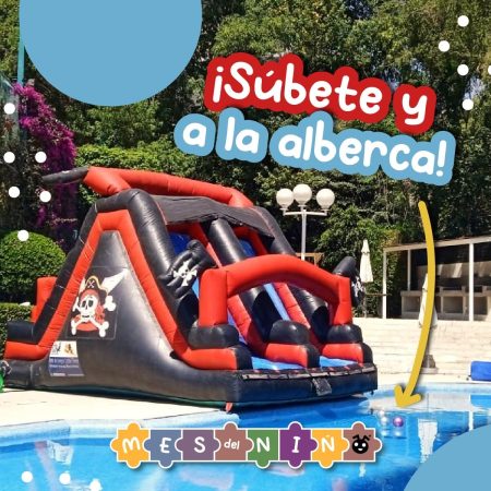 Inflable con temática de barco pirata para juegos de aventura.