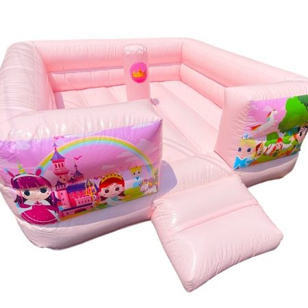 Espacio de juego inspirado en un mundo de princesas.
