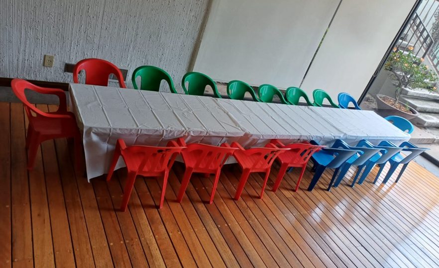 Mesas y sillas infantiles en renta para fiestas en CDMX - La Hormiga Play