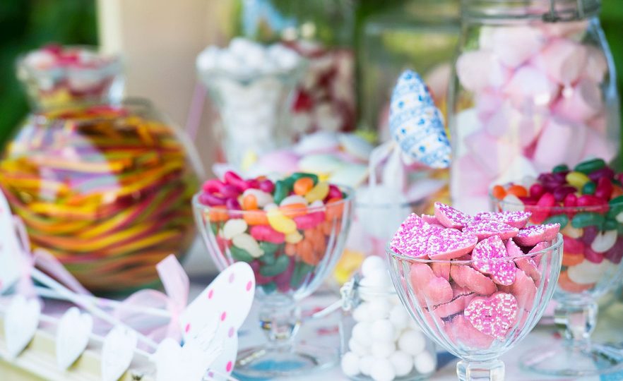 que lleva una mesa de dulces