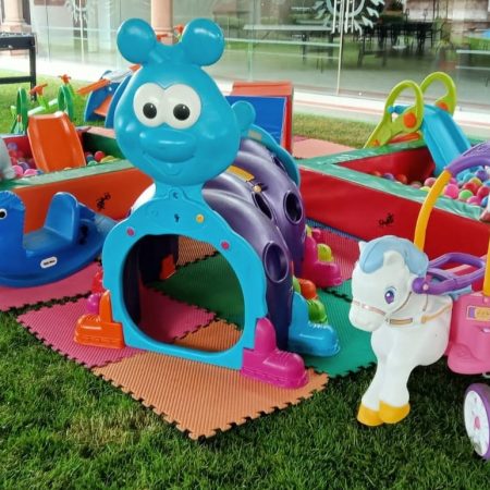 Zona de juego con albercas de pelotas y piezas Lego.